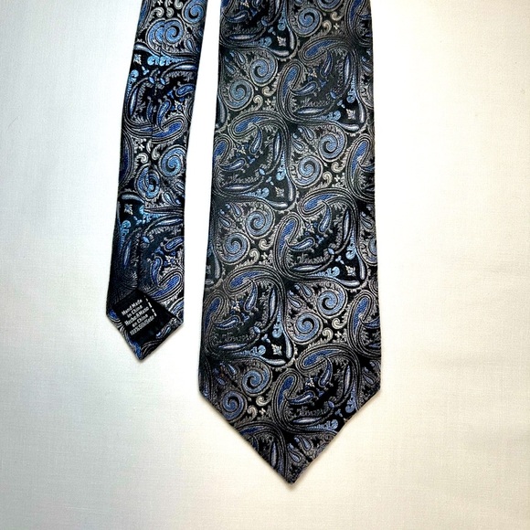 Van Heusen Tie - Picture 2 of 9